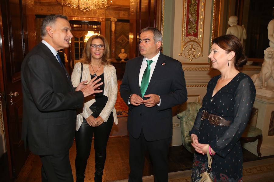 La cena organizada por Prensa Malagueña en la WTM SUR reúne a los máximos responsables del turismo nacional, regional y local en un mismo foro