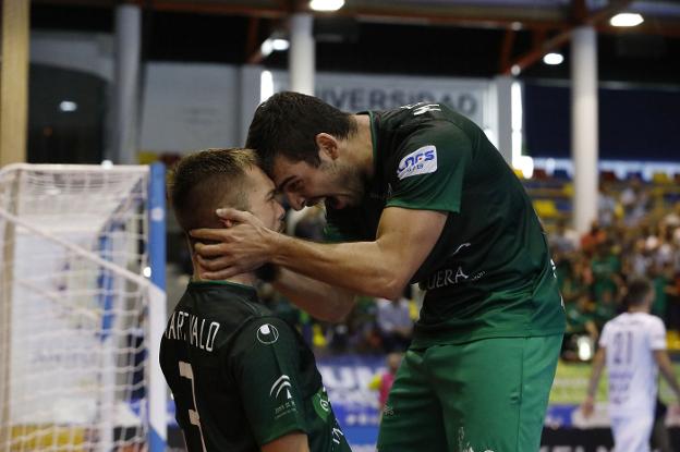 Víctor Arévalo y Miguel Fernández celebran un gol. :: a. j. g.