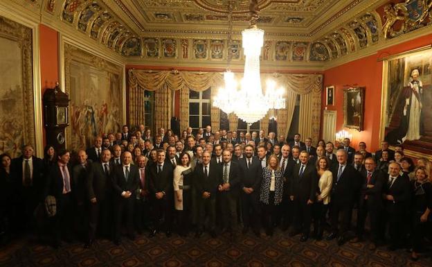 Foto de familia de los asistentes a la cena que SUR y Unicaja Banco ofrecieron como homenaje al turismo andaluz y malagueño en Drapper's Hall en Londres