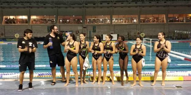El equipo femenino del Waterpolo Málaga saluda al público. :: sur