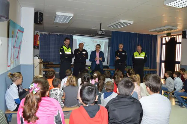 El alcalde y el jefe del cuerpo policial, ayer en un colegio. :: e. c.
