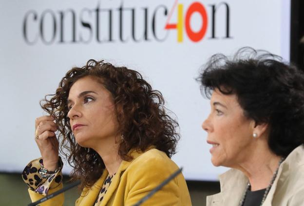 La ministra de Hacienda, María Jesús Montero, y la portavoz del Gobierno, Isabel Celaá, ayer tras el Consejo de Ministros. :: zipi / EFE