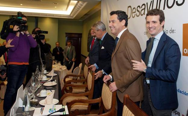 Juan Manuel Moreno y Pablo Casado, ayer en un desayuno coloquio en Jaén.