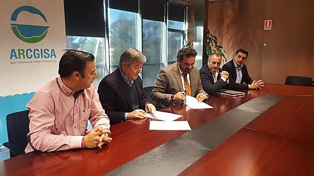 Momento de la firma del convenio. 