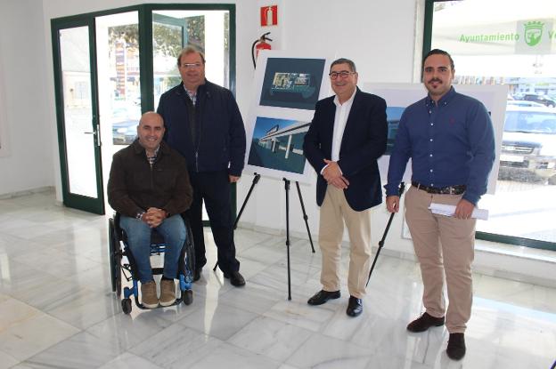 El alcalde veleño, Antonio Moreno, y el edil del Mayor, Sergio Hijano, ayer con redactores del proyecto. 