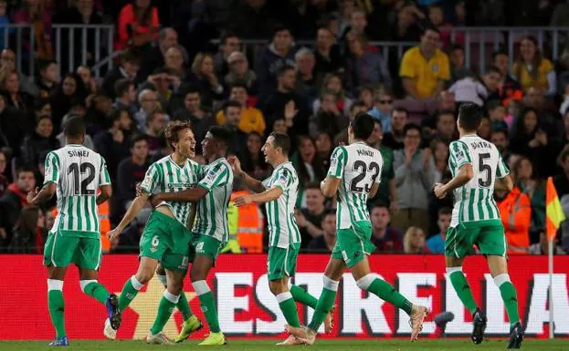 Los futbolistas del Betis celebran el gol de Canales.