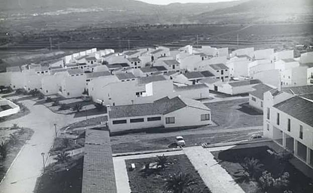 Imagen principal - Fases de construcción de la pedanía. Abajo, primer festejo en 1968