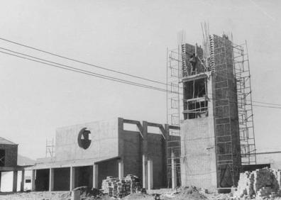 Imagen secundaria 1 - Fases de construcción de la pedanía. Abajo, primer festejo en 1968