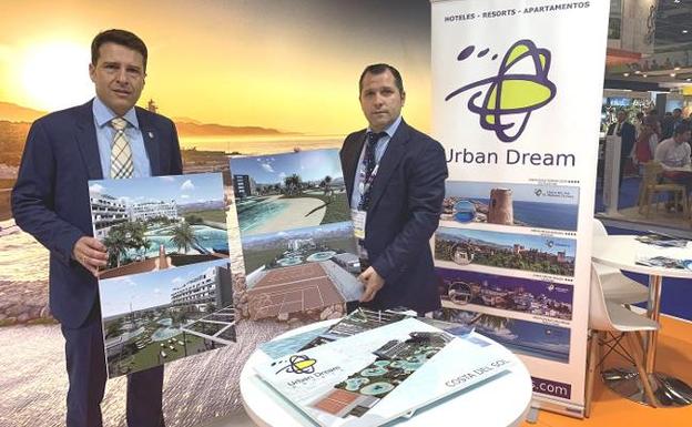 El alcalde de Torrox, Óscar Medina, y el CEO de Urban Dream, Francisco Javier Martín, con los diseños. 