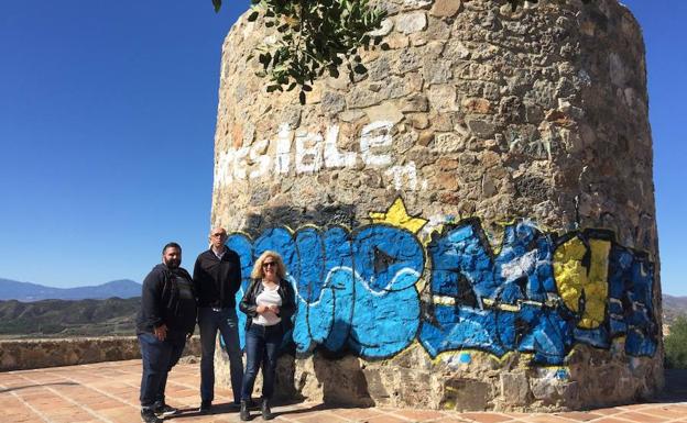 Armijo, Zorrilla y Ramos, delante de la torre con graffities.