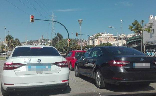 Un taxi y un VTC del mismo modelo coinciden en un semáforo de la capital. 