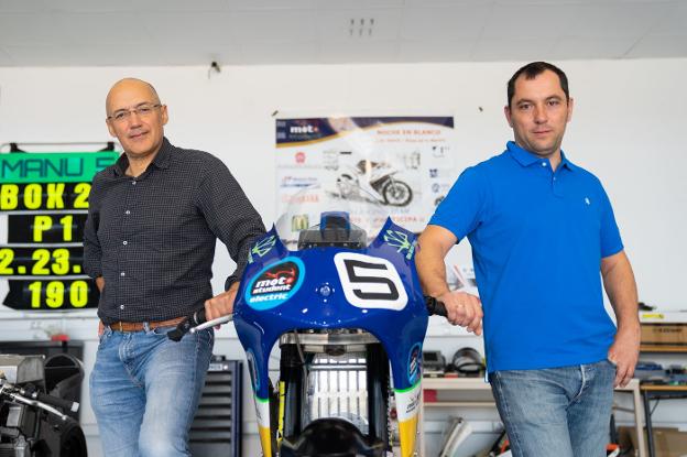 Juan Jesús Castillo y Juan Cabrera, profesores que dirigen el proyecto del UMA Team Racing. 