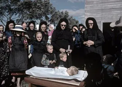 Imagen secundaria 1 - Arriba, los jóvenes se suelen casar a los 17 y a los 30 están cargados de hijos. Abajo, a la derecha, una mujer en el colmado. A la izquierda, funeral de cuerpo presente de una niña menonita.