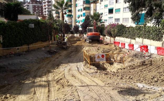 Obras en la calle Palmeras del Limonar, financiada a través del plan 'Más Barrios Más Málaga' de este año