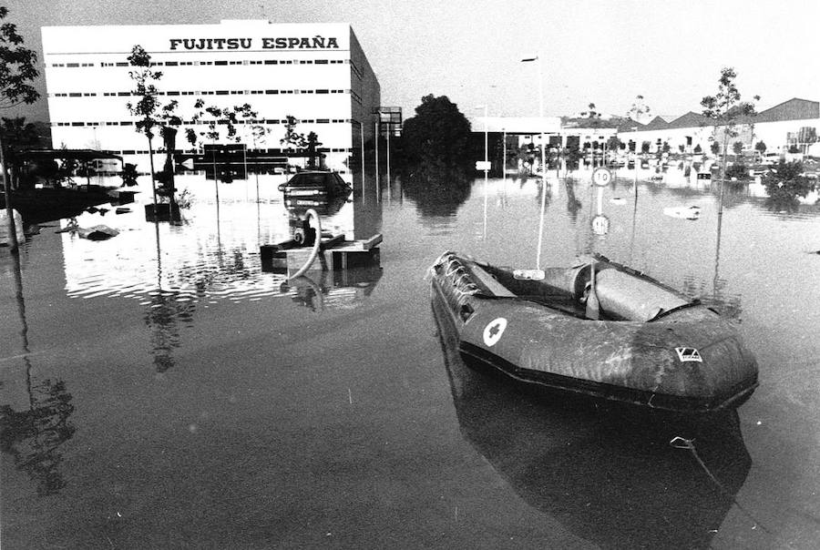 A la una de la tarde el cielo se volvió tan negro que parecía de noche y empezó a llover. Así recuerdan la mayoría de los malagueños el que quizá sea uno de los capítulos más impactantes y dramáticos de la reciente historia de Málaga.