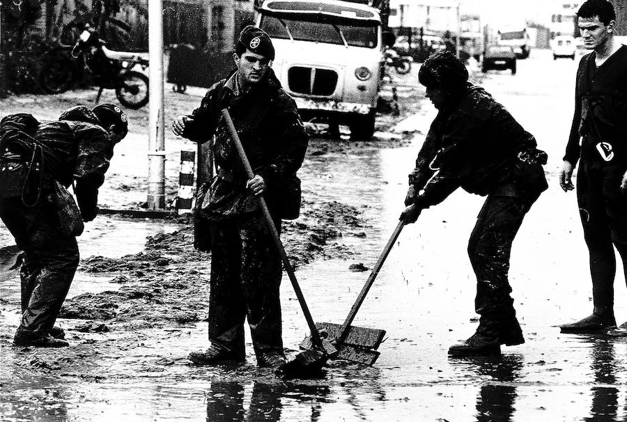 A la una de la tarde el cielo se volvió tan negro que parecía de noche y empezó a llover. Así recuerdan la mayoría de los malagueños el que quizá sea uno de los capítulos más impactantes y dramáticos de la reciente historia de Málaga.