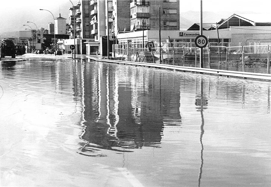 A la una de la tarde el cielo se volvió tan negro que parecía de noche y empezó a llover. Así recuerdan la mayoría de los malagueños el que quizá sea uno de los capítulos más impactantes y dramáticos de la reciente historia de Málaga.