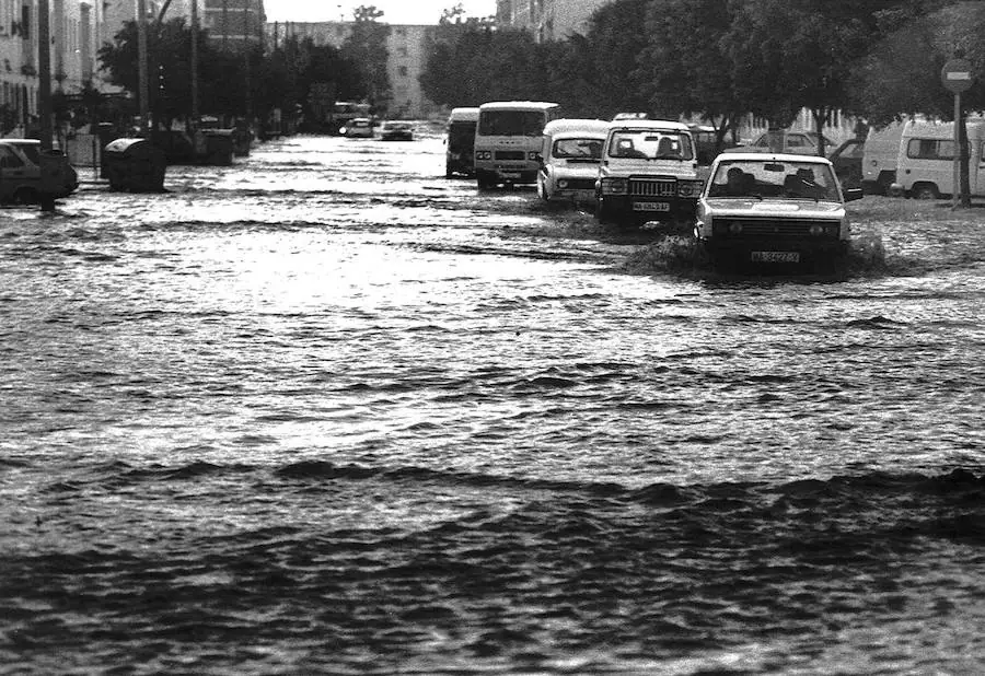 A la una de la tarde el cielo se volvió tan negro que parecía de noche y empezó a llover. Así recuerdan la mayoría de los malagueños el que quizá sea uno de los capítulos más impactantes y dramáticos de la reciente historia de Málaga.