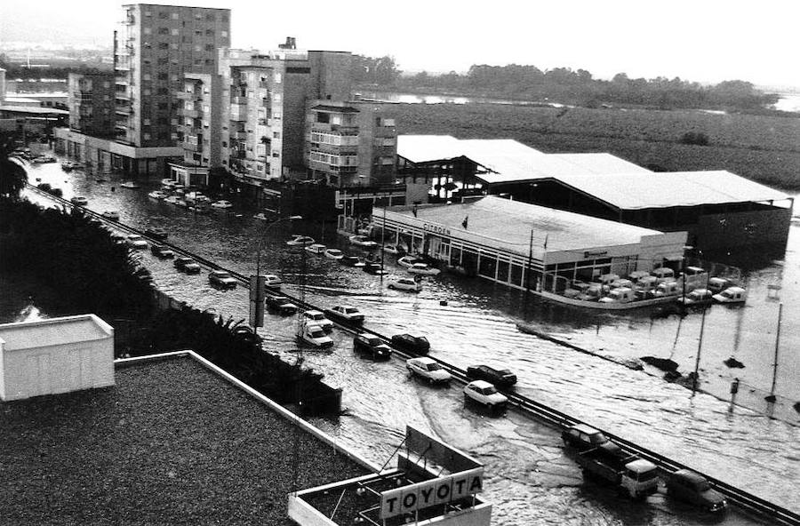 A la una de la tarde el cielo se volvió tan negro que parecía de noche y empezó a llover. Así recuerdan la mayoría de los malagueños el que quizá sea uno de los capítulos más impactantes y dramáticos de la reciente historia de Málaga.