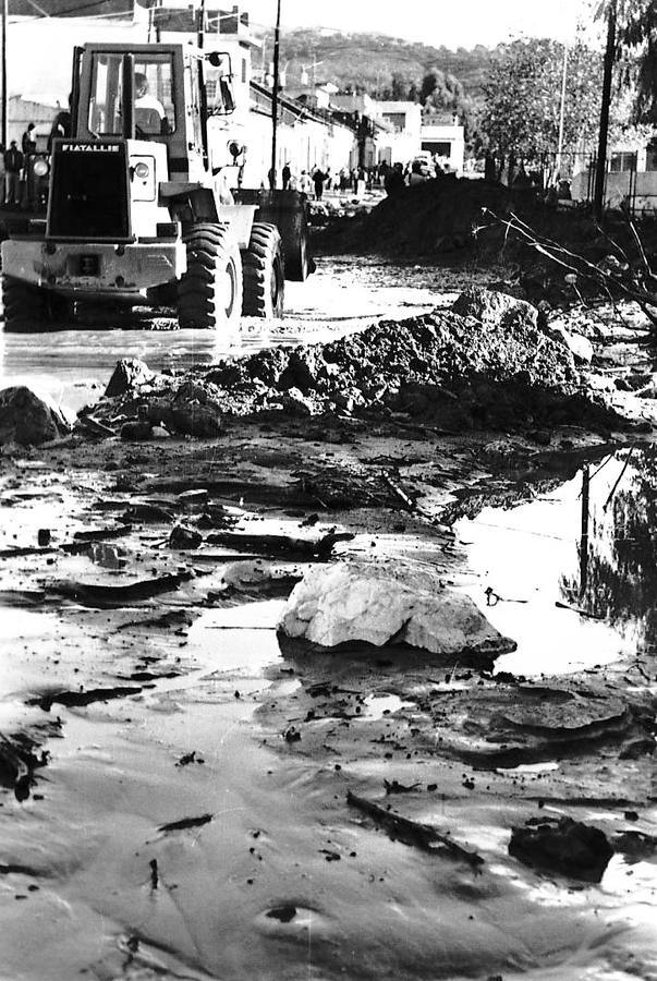 A la una de la tarde el cielo se volvió tan negro que parecía de noche y empezó a llover. Así recuerdan la mayoría de los malagueños el que quizá sea uno de los capítulos más impactantes y dramáticos de la reciente historia de Málaga.