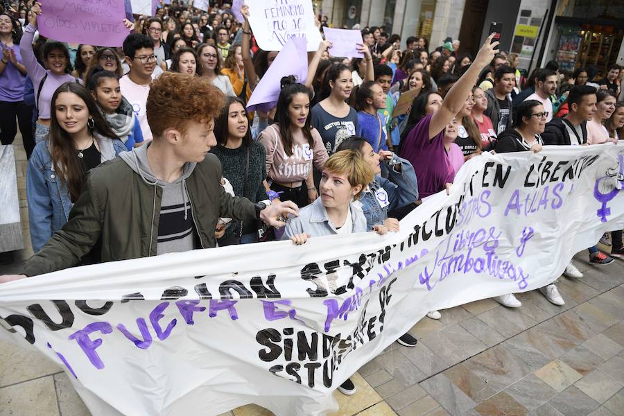 En algunos institutos de la capital el paro es casi total. A mediodía ha tenido lugar la concentración de estudiantes en la plaza de la Constitución