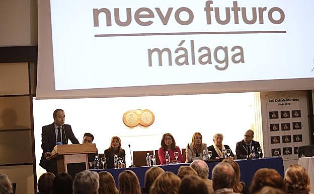 Imagen principal - Manuel Castillo, director de SUR, durante su pregón de presentación de El Rastrillo. Asistentes a la presentación del cartel. 