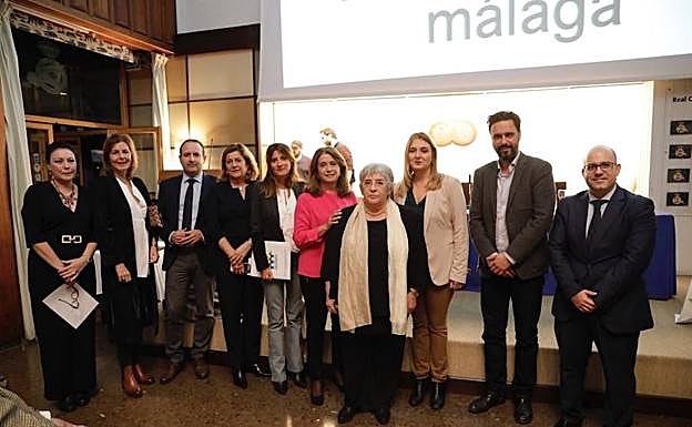 Foto de familia de la presentación del cartel. 