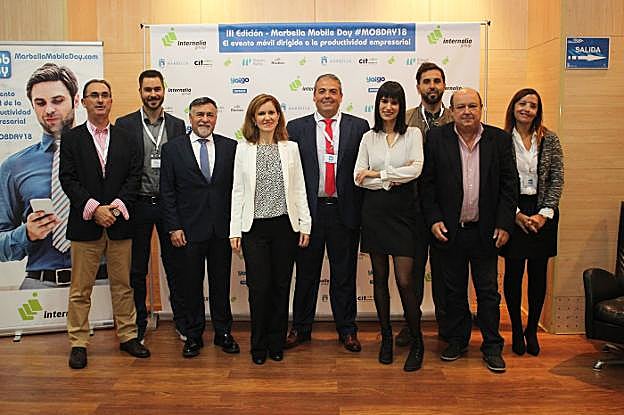 Foto de familia con patrocinadores y ponentes. 