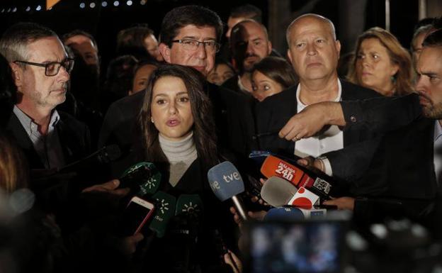 Inés Arrimadas, en el Balneario con Imbroda y Marín detrás. 