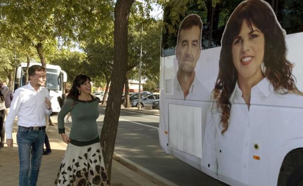 Teresa Rodríguez y Antonio Maíllo caminan junto al autobus de campaña