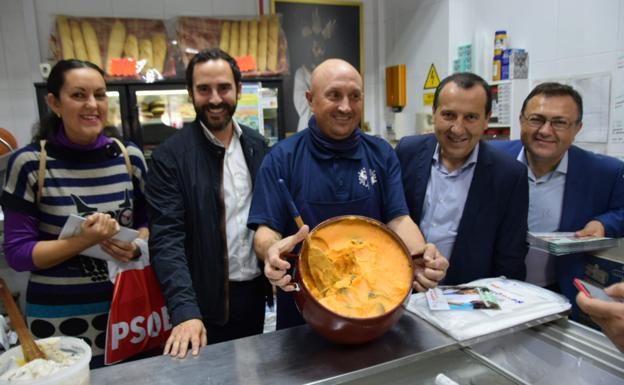 En el primer día de campaña ha recorrido las barriadas de Santa Rosalía y Bailén-Miraflores