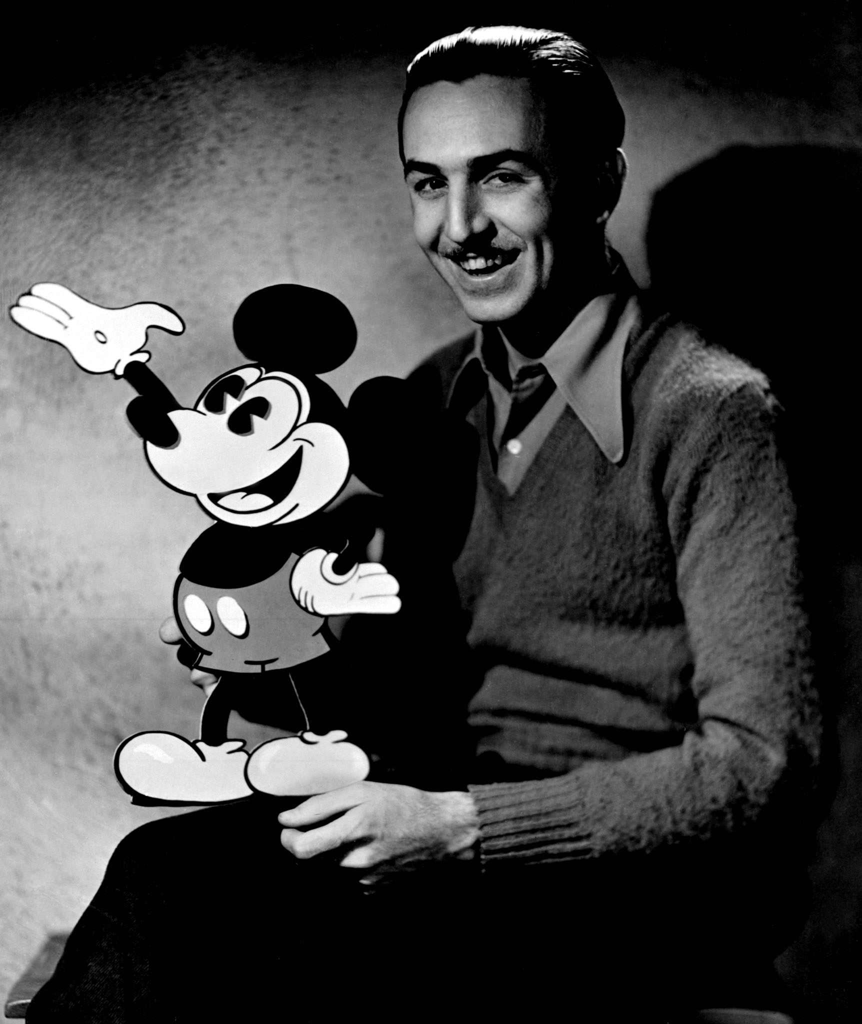 Walt Disney, junto a Mickey Mouse.