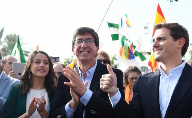 Albert Rivera, junto a Inés Arrimadas y Juan Marín, hoy en Sevilla.