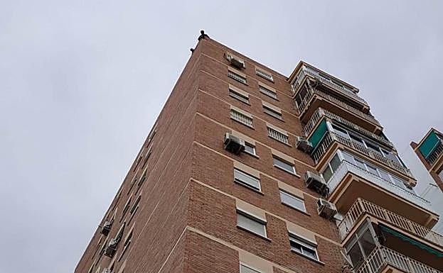 Imagen principal - Arriba, varios bomberos examinan la parte superior del edificio. Abajo, a la izquierda, zona acordonada. A la derecha, daños en la cornisa y fachada del bloque.