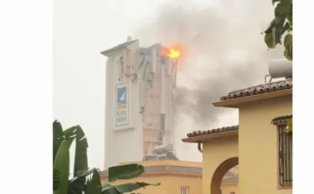 Un rayo causa daños en un hotel en Marbella y las lluvias obligan a cerrar los túneles de Banús
