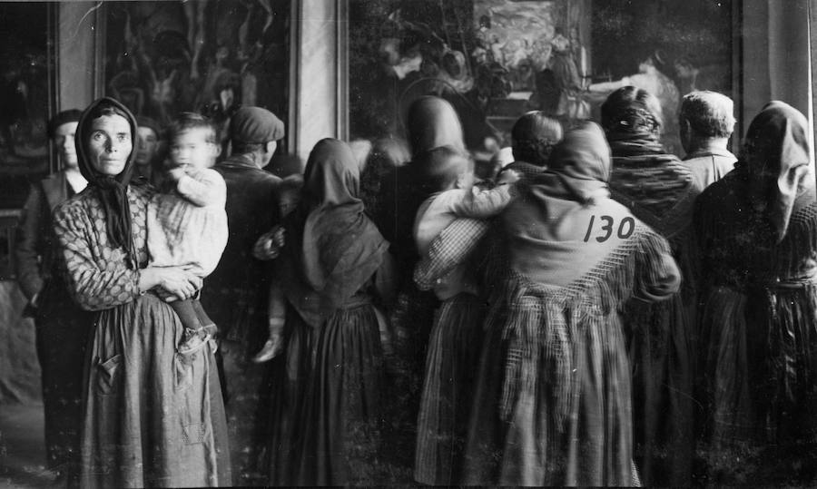 Grupo de espectadoras ante una copia de 'Las hilanderas', de Velázquez, 13-17 de noviembre de 1932, Madrid.
