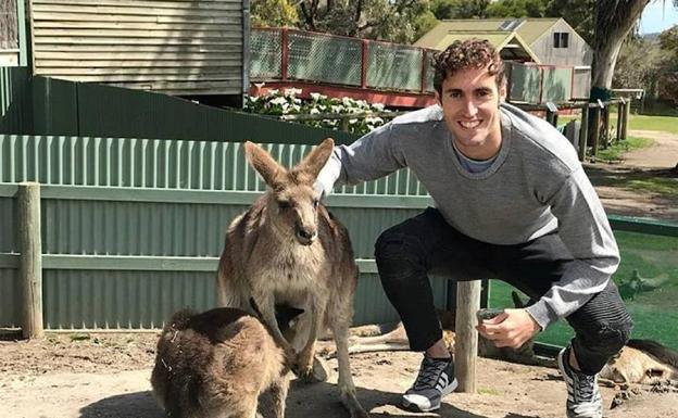 Raúl Baena posa con unos canguros durante su estancia en Melbourne. 