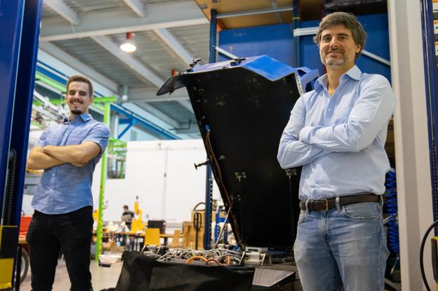 Carlos Pérez del Pulgar (derecha), primer investigador del proyecto, junto a Ricardo Sánchez, que forma parte del equipo. 