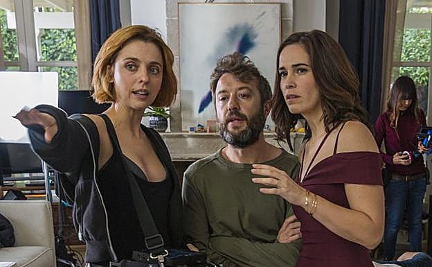 Leticia Dolera, que dirige la serie, da instrucciones a dos intérpretes de 'Déjate llevar'.