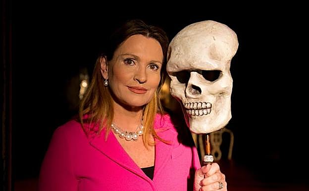 Arteta posa en el escenario del Teatro Cervantes, donde se despedirá del rol de Violetta Valéry. 