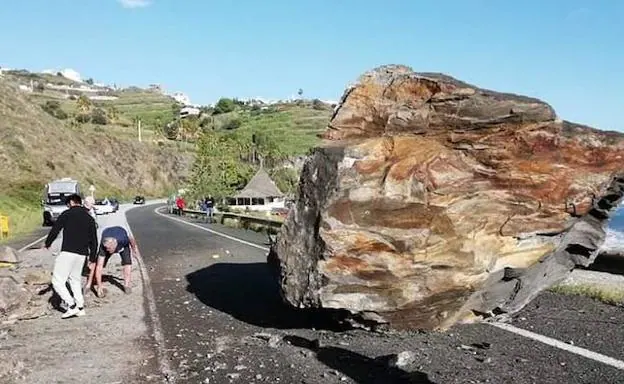 La roca ha dejado inutilizado un carril. 