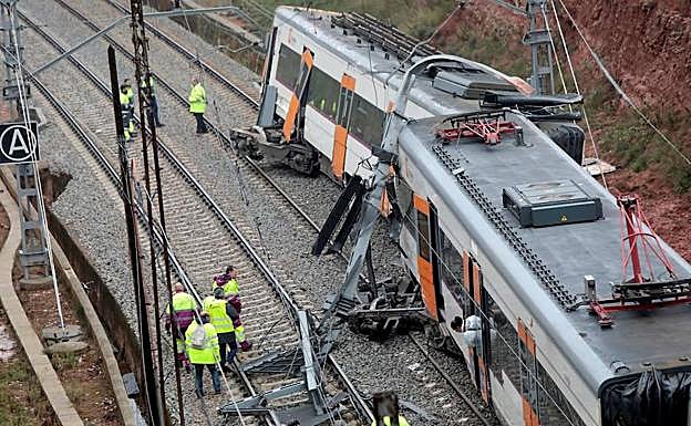 Los técnicos de Adif inspeccionan el lugar del accidente del tren de cercanías en Barcelona.