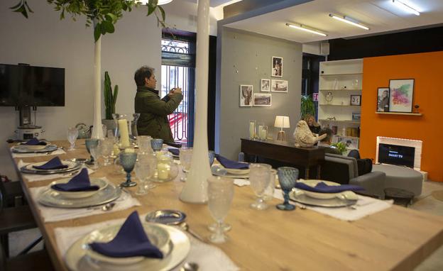 Imagen principal - Distintas estancias de Casa Amazon, el local que la compañía ha abierto en Madrid.