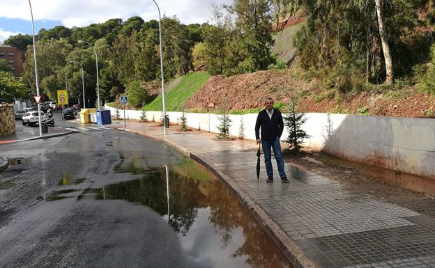 Rafael Garín, vecino de Parque Clavero, junto a la zona donde se producen las balsas de agua.