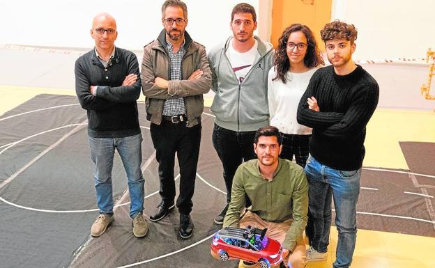 Los profesores con los estudiantes en la pista de pruebas que han montado. 