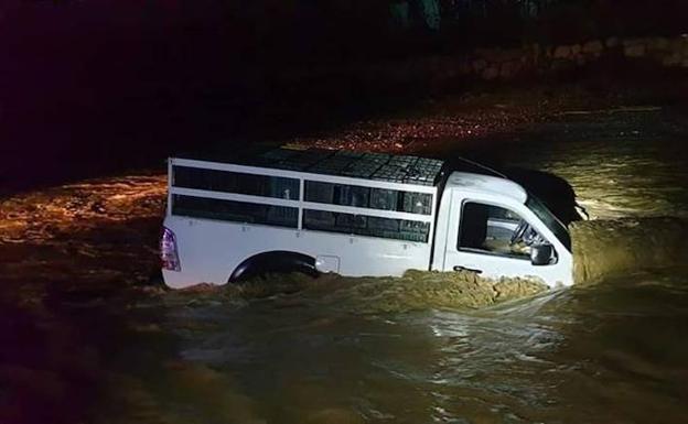 Los vehículos atrapados, esta pasada madrugada en el paso del río Vélez hacia Cabrillas.. 