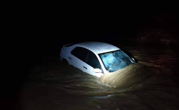 Los vehículos atrapados, esta pasada madrugada en el paso del río Vélez hacia Cabrillas. 