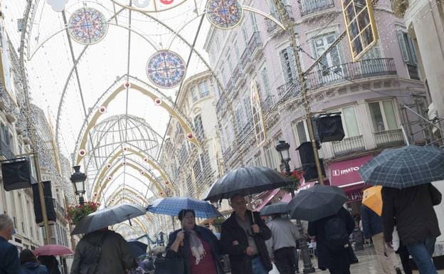Los paraguas, imprescindibles este jueves en Málaga. 