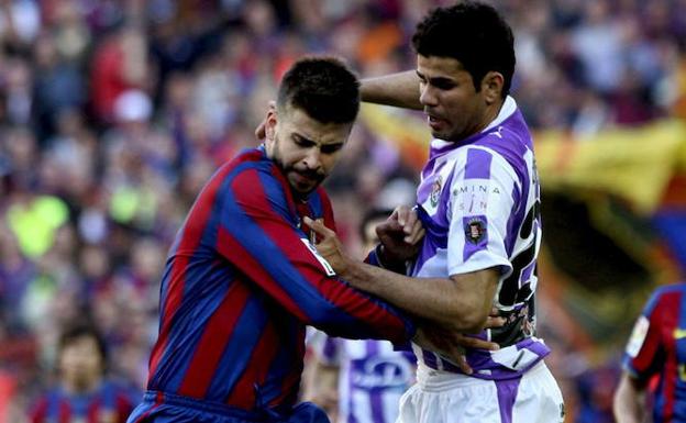 Diego Costa, en su etapa en Valladolid, lucha por un balón con Gerard Piqué. 