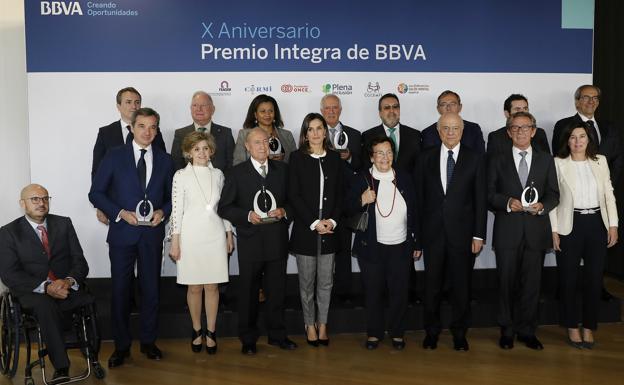 Foto de familia de los premiados con la Reina Letizia.